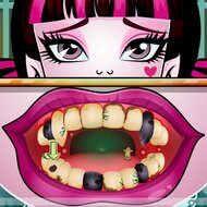 Draculaura Dentist